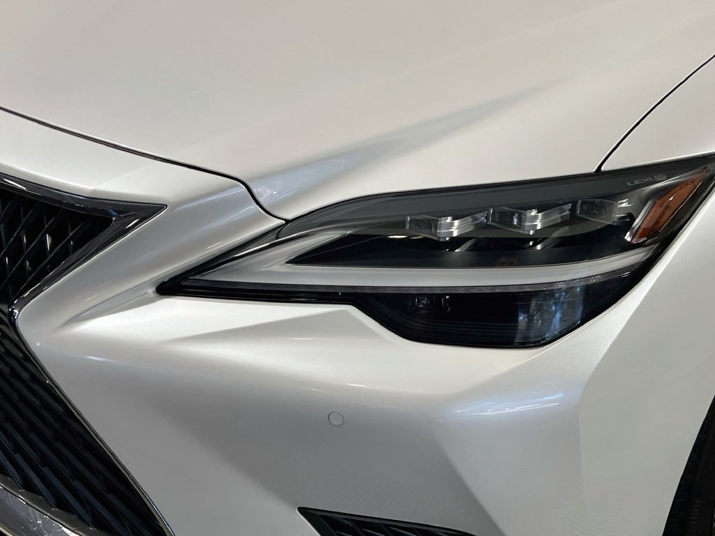 Used 2023 Lexus LS 500 w/ Accessory Package (Z2) RWD image 9