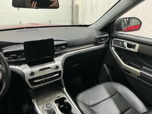 Used 2022 Ford Explorer XLT w/ Equipment Group 202A image 32