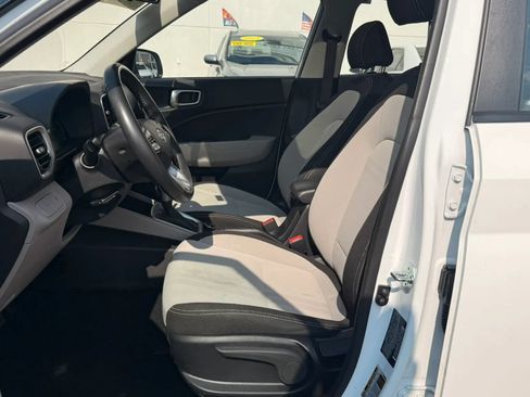Used 2025 Hyundai Venue SEL FWD image 12