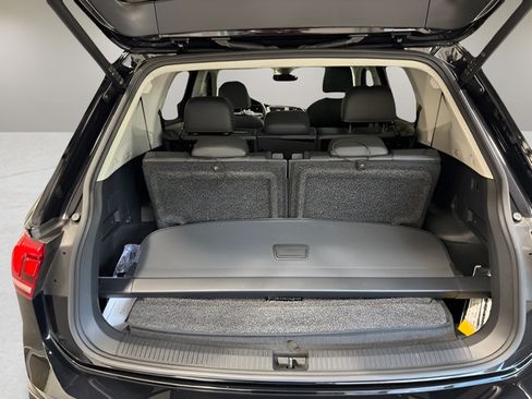 Used 2022 Volkswagen Tiguan SE w/ Panoramic Sunroof Package FWD image 34