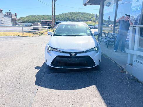 Used 2023 Toyota Corolla LE w/ LE Convenience Package FWD image 3