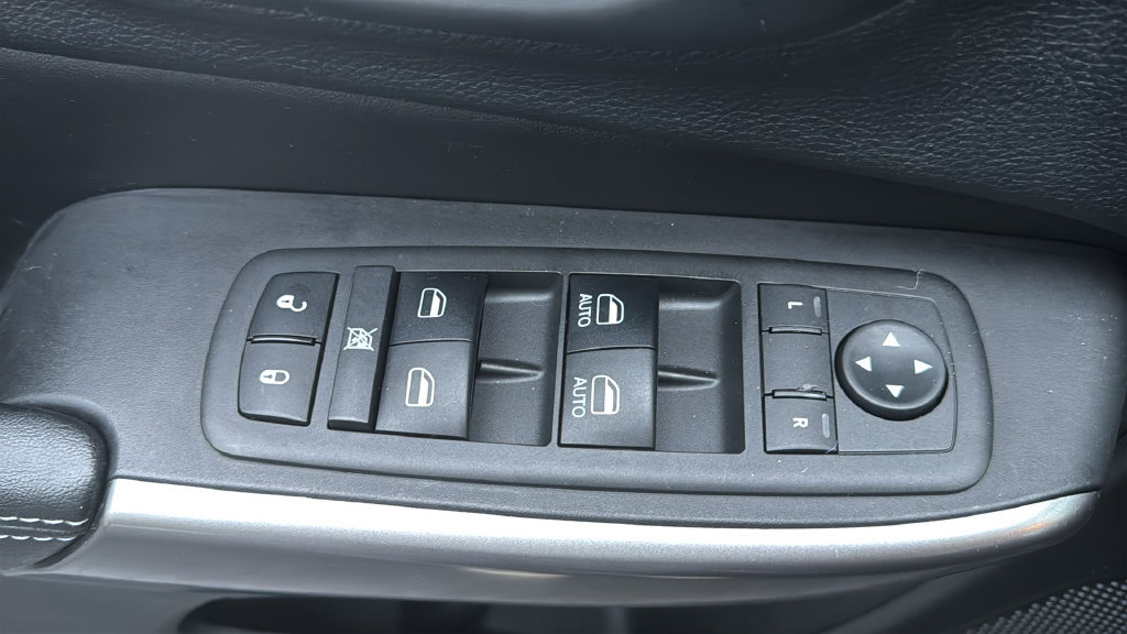Used 2019 Jeep Cherokee Latitude Plus w/ Cold Weather Group AWD/4WD image 17