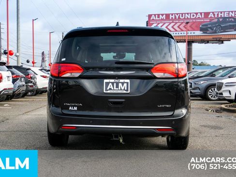 Used 2017 Chrysler Pacifica Limited image 6