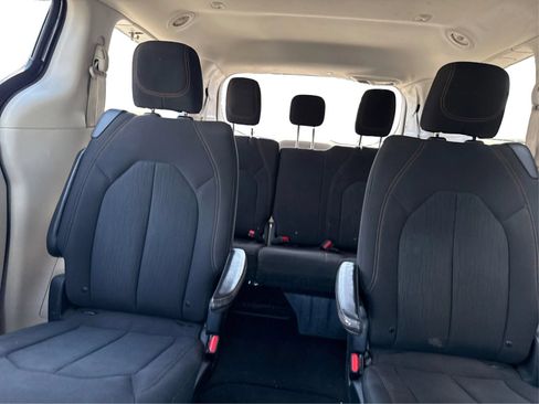 Used 2017 Chrysler Pacifica Touring FWD image 15