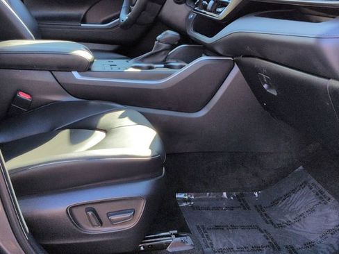 Used 2023 Toyota Highlander XLE image 29