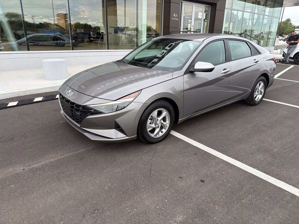 Used 2023 Hyundai Elantra SE FWD image 2
