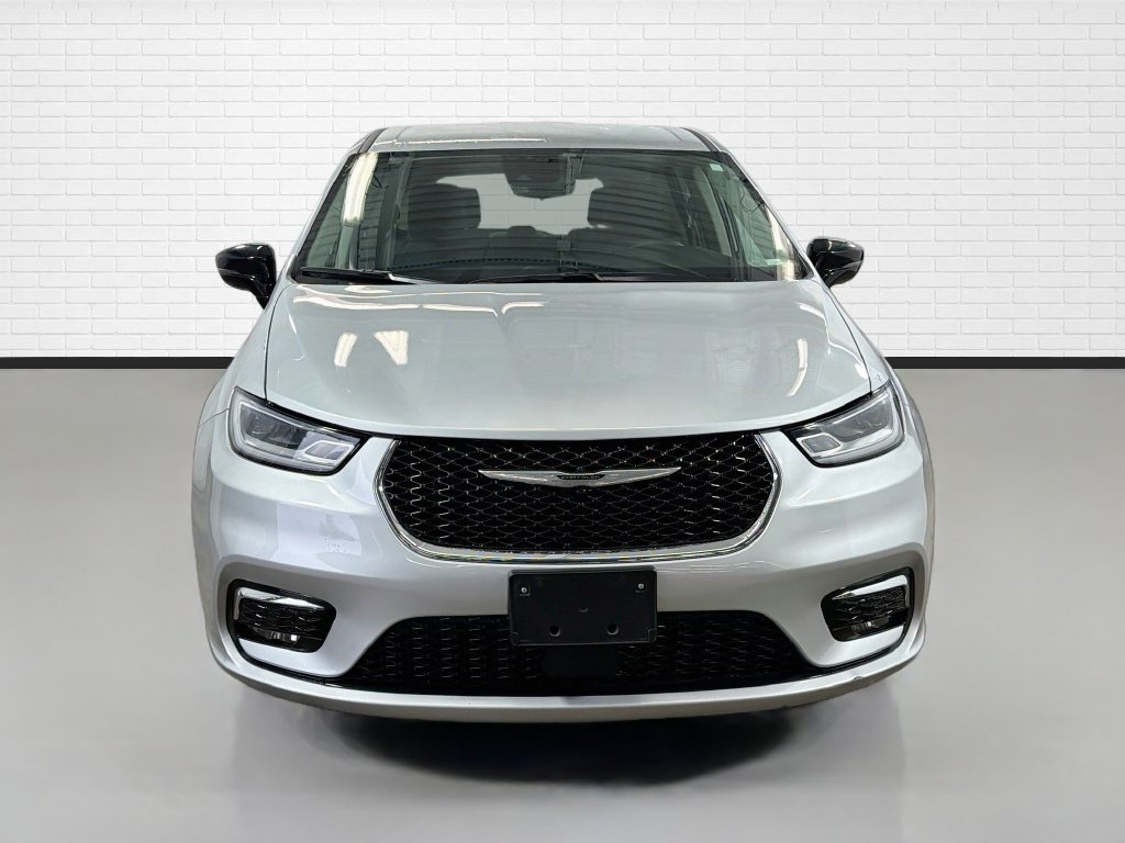 Used 2024 Chrysler Pacifica Touring-L FWD image 2
