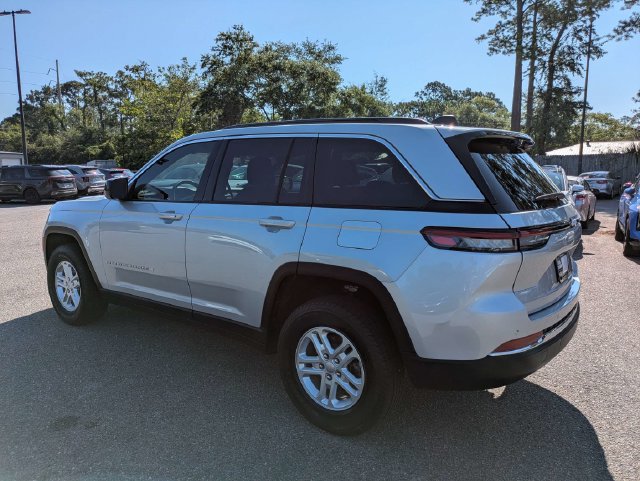 Used 2025 Jeep Grand Cherokee Laredo RWD image 6