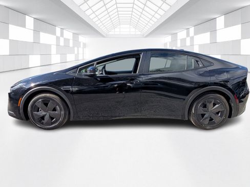 Used 2024 Toyota Prius LE image 3