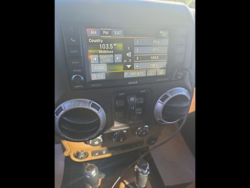 Used 2014 Jeep Wrangler Unlimited Sahara image 11