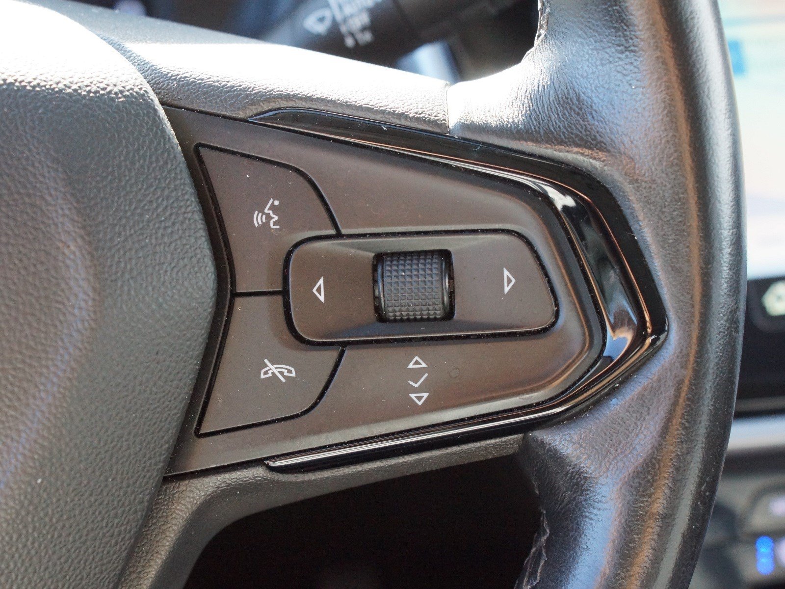 Used 2022 Chevrolet Bolt EUV Premier w/ Sun & Sound Package FWD image 11