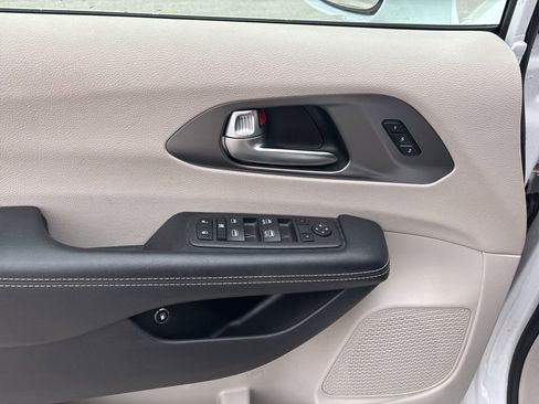 Used 2022 Chrysler Pacifica Touring-L image 35