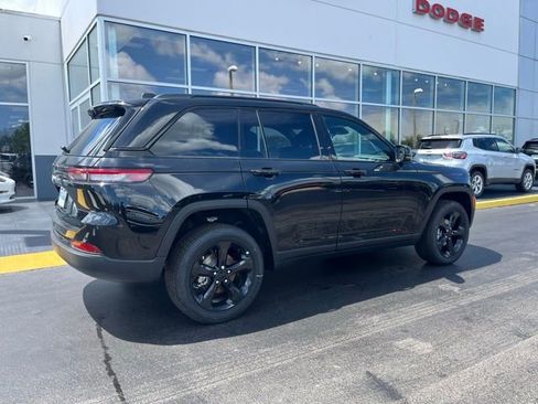 New 2025 Jeep Grand Cherokee Altitude image 8