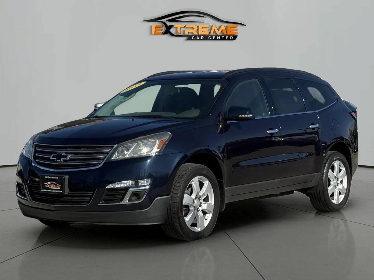 Used 2017 Chevrolet Traverse LT w/ Style and Technology Package FWD image 2