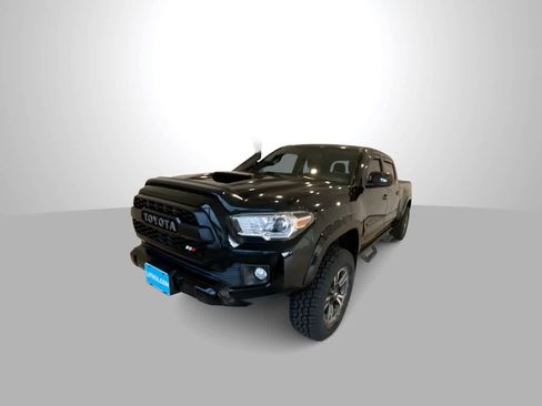 Used 2017 Toyota Tacoma TRD Sport w/ Tow Package AWD/4WD image 4