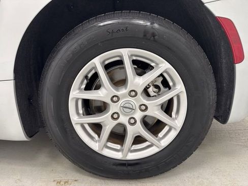 Used 2024 Chrysler Pacifica Touring-L FWD image 37