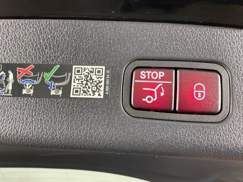 Used 2024 Mercedes-Benz GLC 300 4MATIC image 30