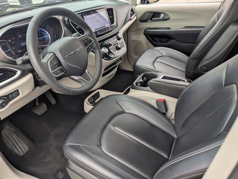 Used 2024 Chrysler Pacifica Select image 26