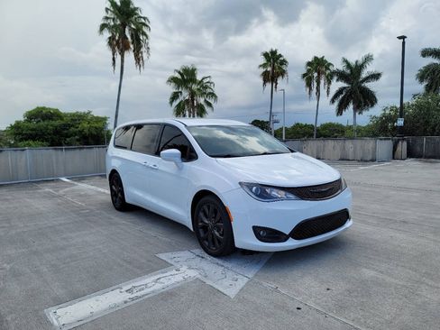 Used 2019 Chrysler Pacifica Touring Plus w/ S Appearance Package FWD image 4