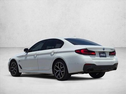 Used 2022 BMW 530e w/ M Sport Package RWD image 8