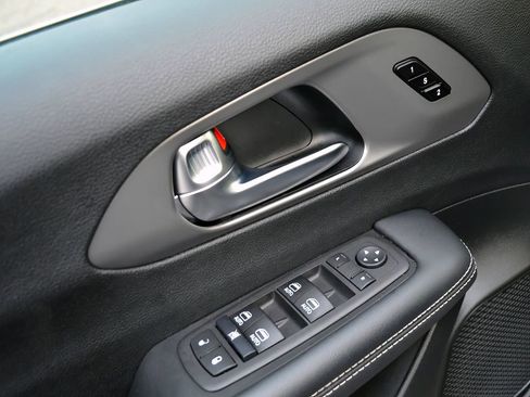 Used 2025 Chrysler Pacifica Select image 28