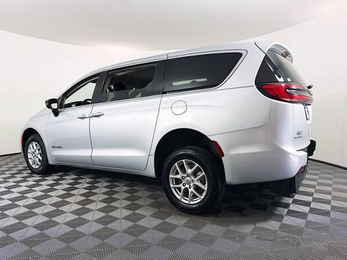 Used 2024 Chrysler Pacifica Touring-L FWD image 21