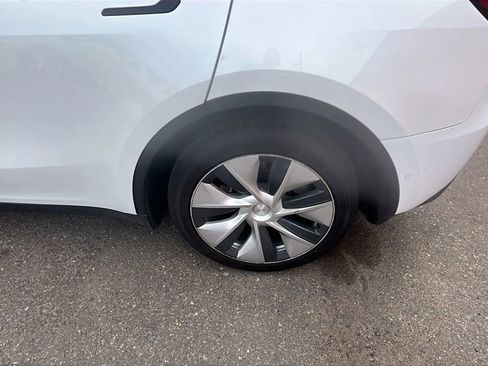 Used 2020 Tesla Model Y Long Range image 16