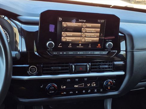 Used 2024 Nissan Pathfinder SV image 16