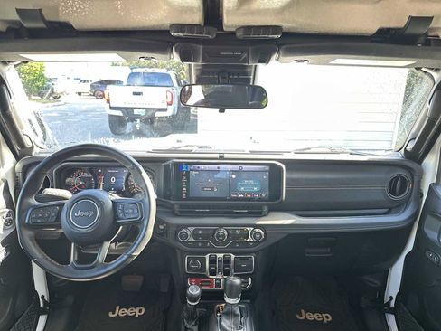Used 2024 Jeep Gladiator Mojave AWD/4WD image 14