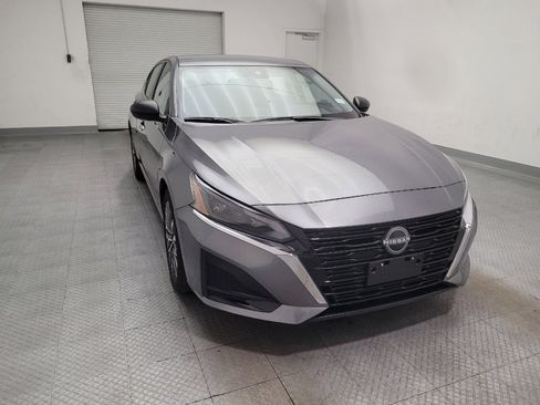 Used 2025 Nissan Altima 2.5 SV FWD image 14