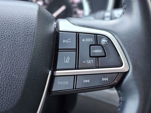 Used 2022 Toyota Highlander XLE image 18