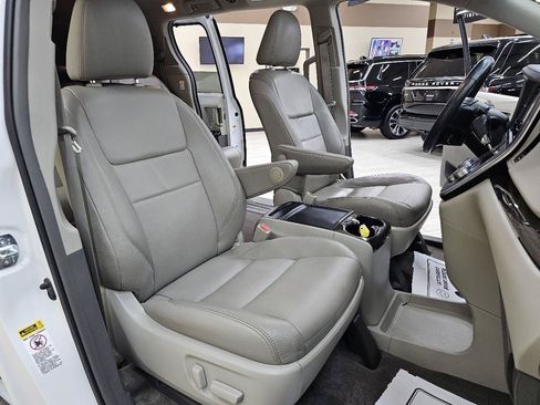 Used 2016 Toyota Sienna XLE w/ XLE Navigation Package FWD image 19