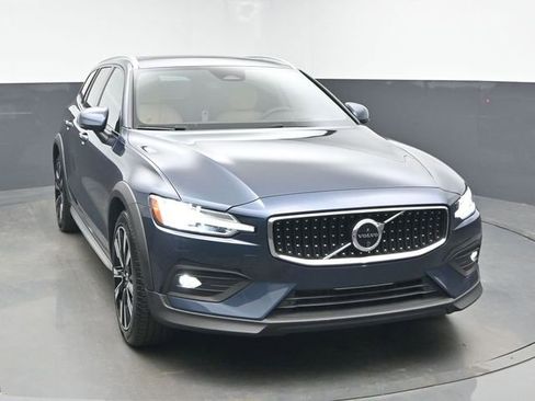 Used 2025 Volvo V60 B5 Cross Country Ultra AWD/4WD image 2
