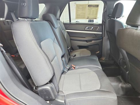 Used 2018 Ford Explorer XLT image 38