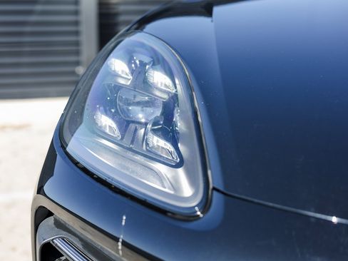 Certified 2023 Porsche Cayenne Platinum Edition image 13