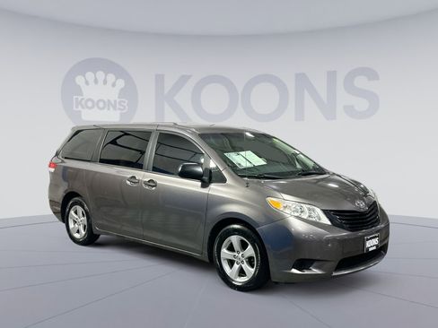 Used 2013 Toyota Sienna L w/ Towing Pkg image 10