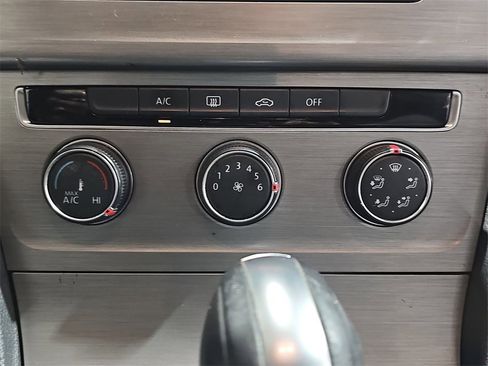 Used 2015 Volkswagen Golf S image 20