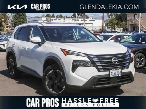 Used 2025 Nissan Rogue SV w/ SV Premium Package image 1