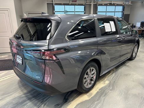 Used 2025 Toyota Sienna XLE FWD image 29