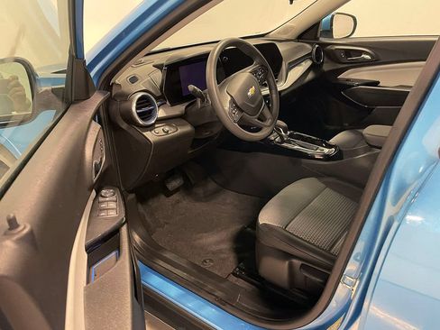 Used 2025 Chevrolet Trax LT FWD image 3