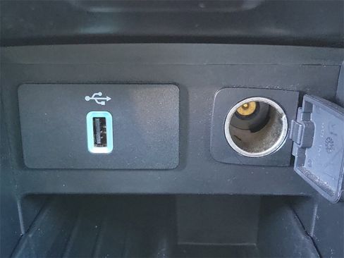 Used 2018 Ford Explorer XLT image 29