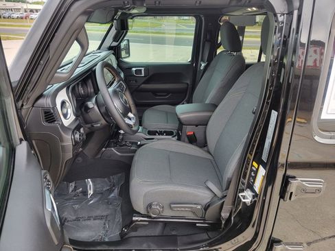 Used 2025 Jeep Wrangler Sahara w/ Technology Group image 16