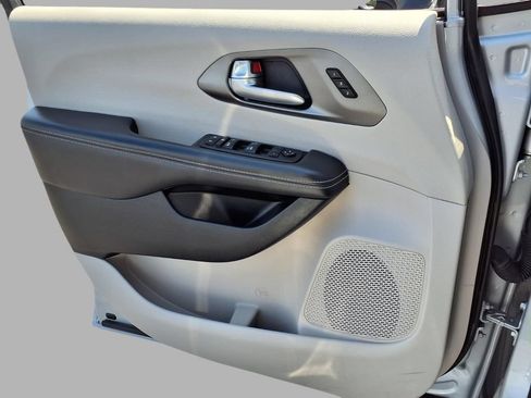 Used 2024 Chrysler Pacifica Touring-L FWD image 19