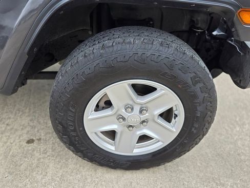 Used 2021 Jeep Gladiator Sport AWD/4WD image 14