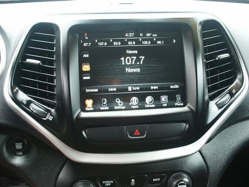 Used 2018 Jeep Cherokee Latitude Plus AWD/4WD image 12