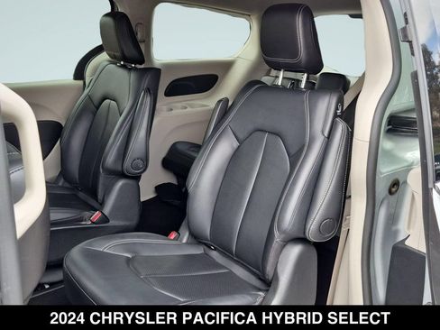 Used 2024 Chrysler Pacifica Limited FWD image 16
