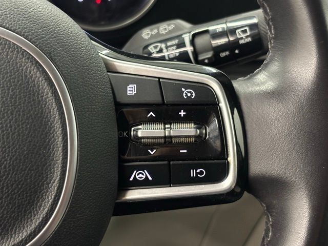 Used 2024 Kia Carnival LX FWD image 22