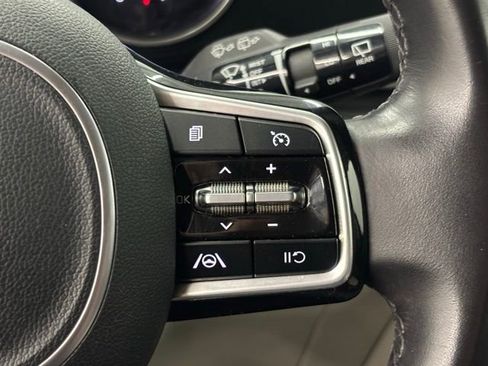Used 2024 Kia Carnival LX FWD image 22