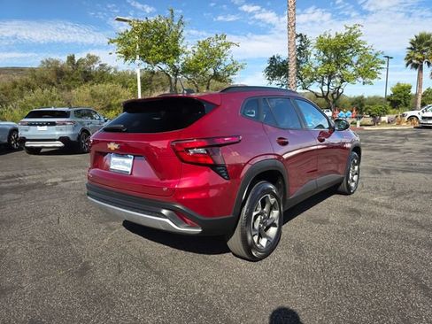 Used 2025 Chevrolet Trax LT FWD image 9