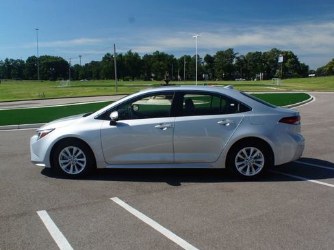 Used 2025 Toyota Corolla XLE FWD image 13